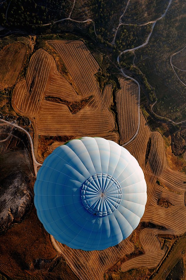 632x950, 196 Kb / воздушный шар, поле, лес, дороги, сверху