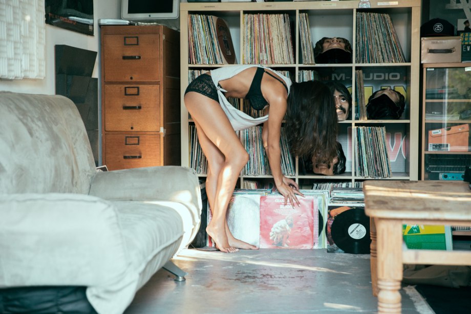 920x613, 114 Kb / пластинки, головы, чёрное, белье, майка