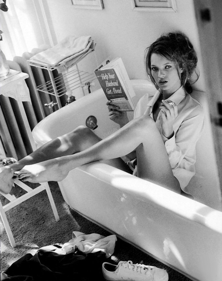 756x957, 198 Kb / кейт мосс, ванна, книга, рубашка, ч/б