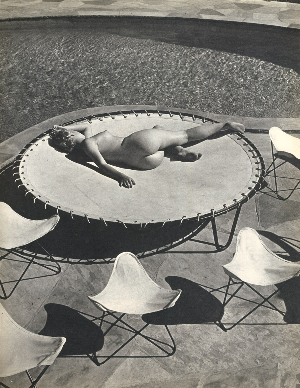 1024x1324, 405 Kb / батут, голая, ч/б, стулья, вода, Marilyn Monroe, Мэрилин Монро