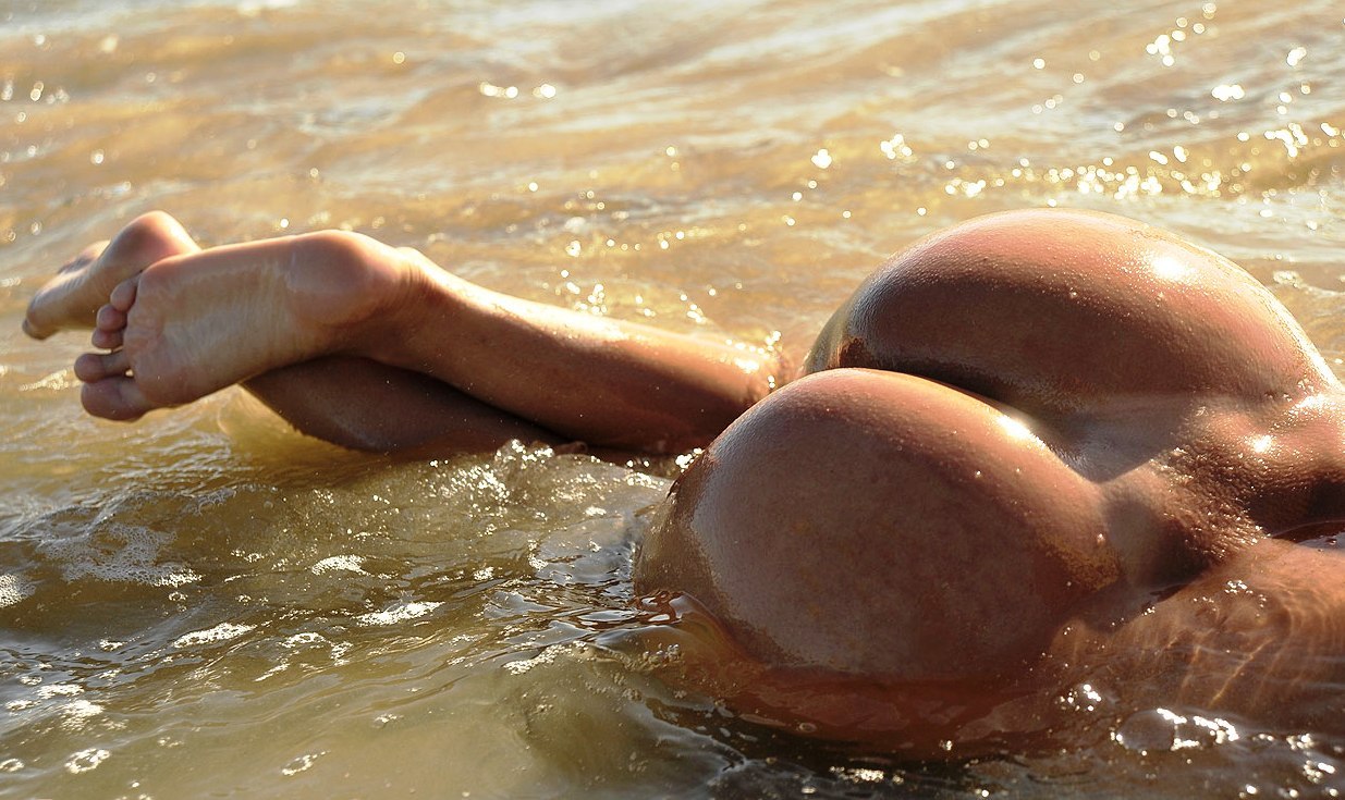 1235x735, 203 Kb / попа, голая, вода