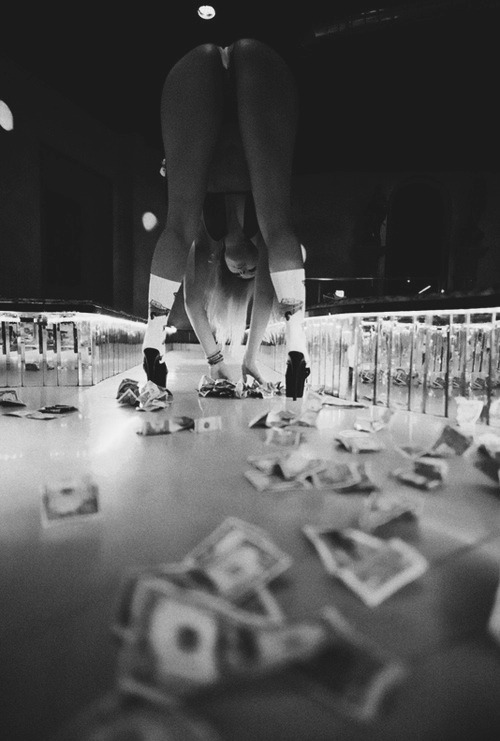 500x741, 80 Kb / стриптизерша, доллары, ч/б