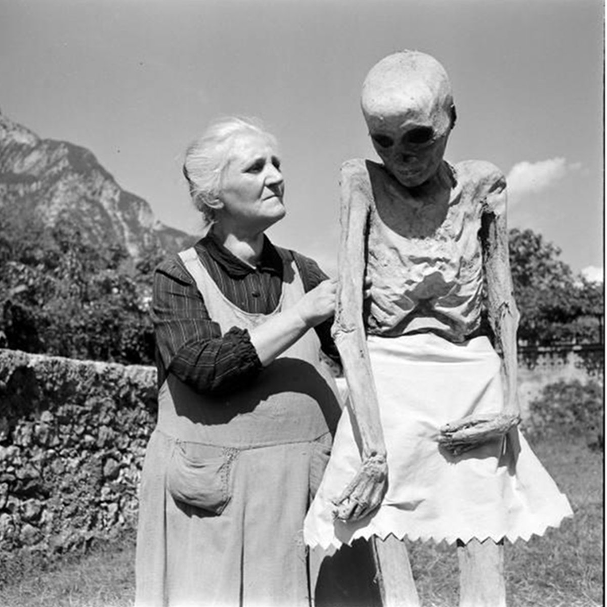 1200x1200, 184 Kb / бабка, мумия, труп, ч/б