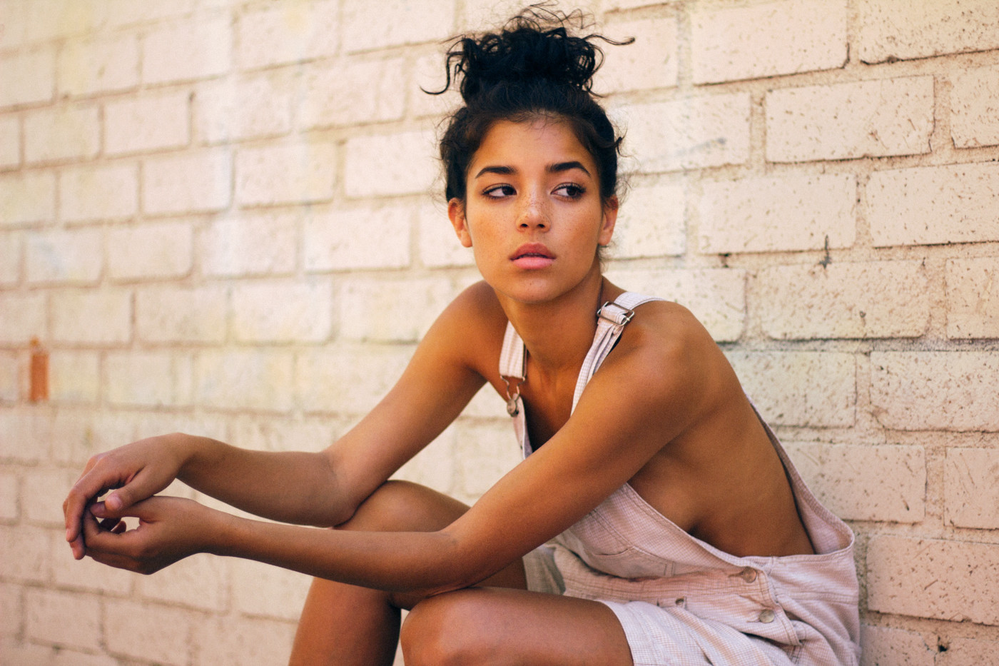 1400x933, 327 Kb / брюнетка, комбинезон, кирпич, стена