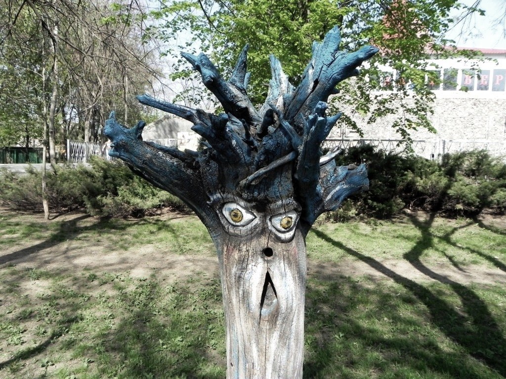 1024x768, 318 Kb / игрушка, идол, деревяшка