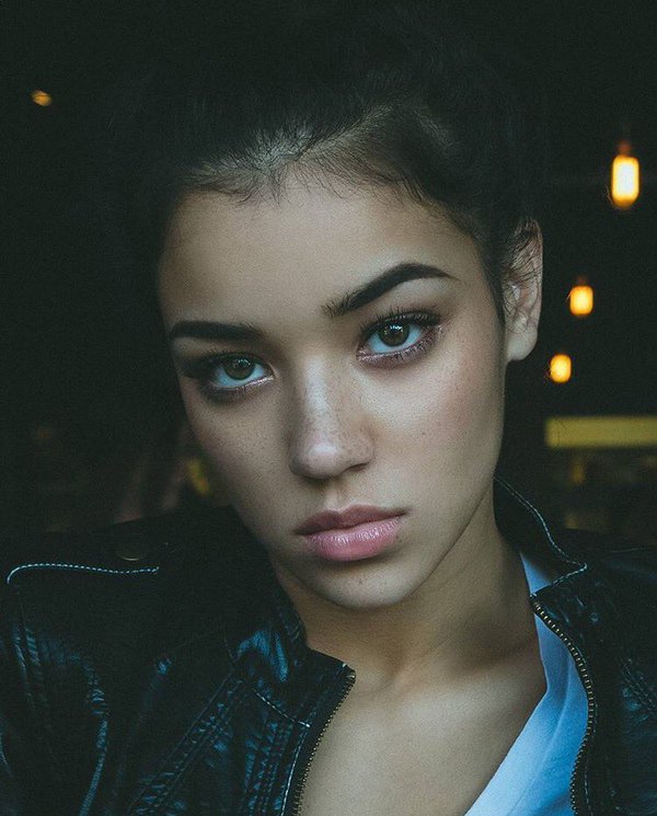 600x745, 67 Kb / брюнетка, веснушки, кожанка