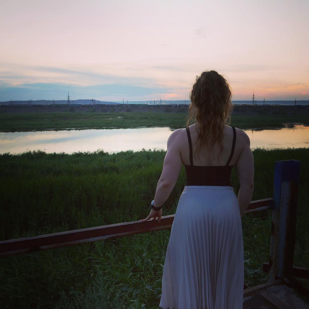 1080x1080, 69 Kb / женщина, пруд, зелень, небо, мышцы