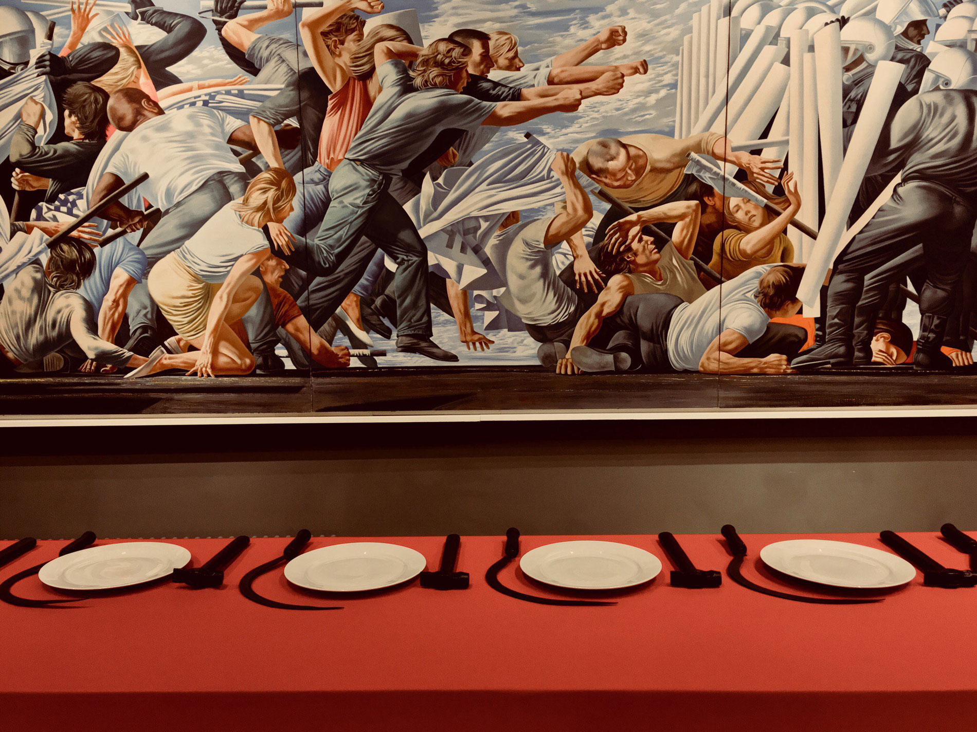 1900x1424, 576 Kb / серп, молот, тарелка, стол, картина