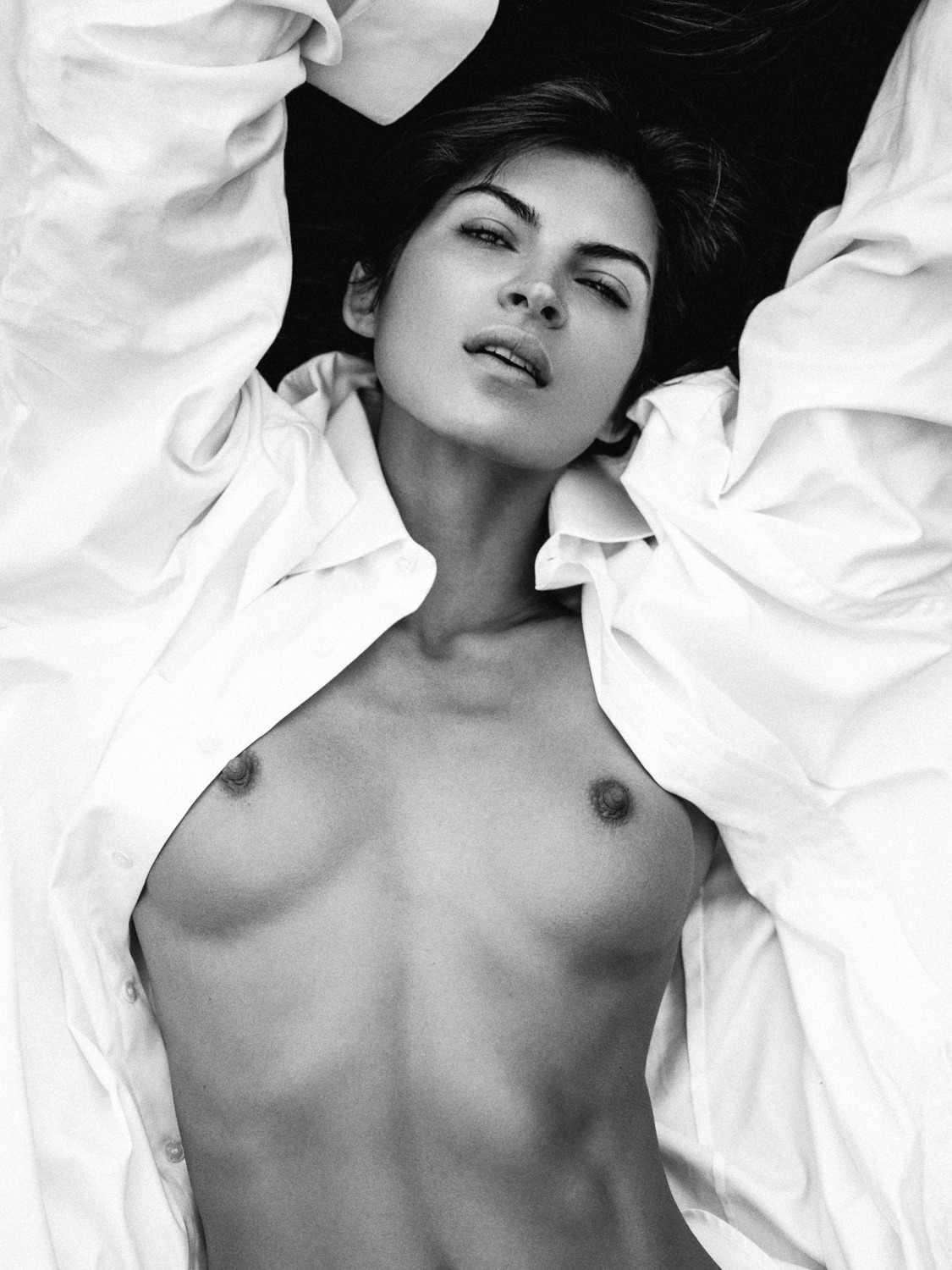 1125x1500, 428 Kb / девушка, ч/б, рубашка, лежит