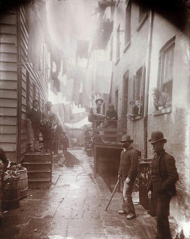 637x800, 80 Kb / улица, дома, белье, люди, Нью-Йорк