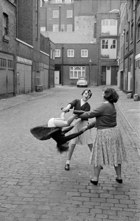 474x747, 56 Kb / девочки, играют, ч/б