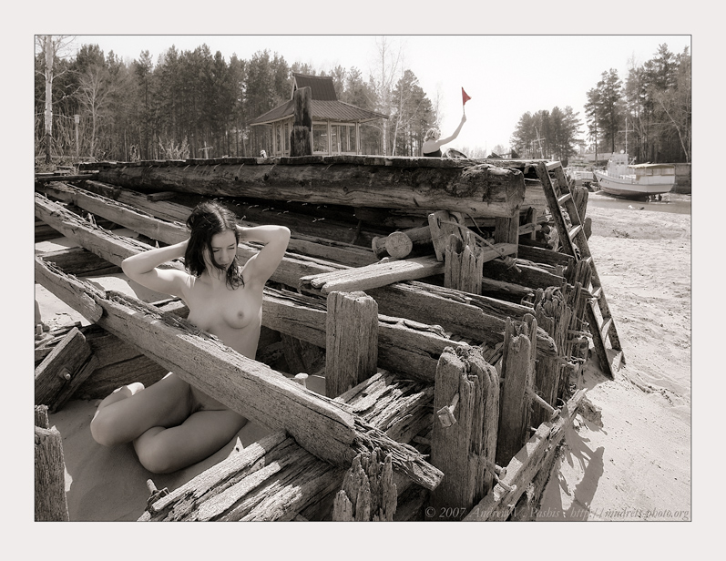 797x616, 288 Kb / стройка, балки, девочка, удивление