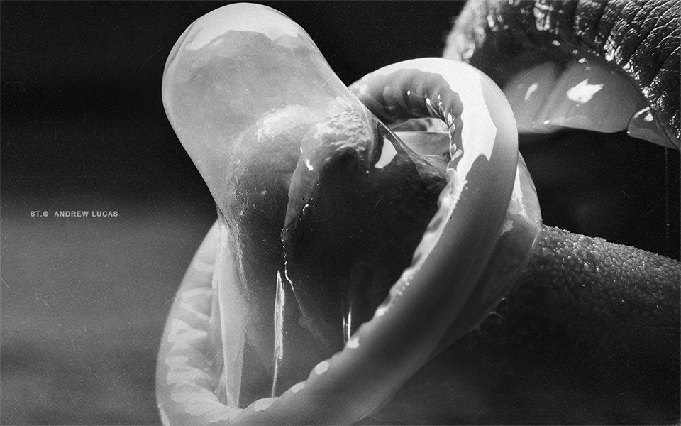 960x600, 97 Kb / презерватив, язык, зубы, ч/б