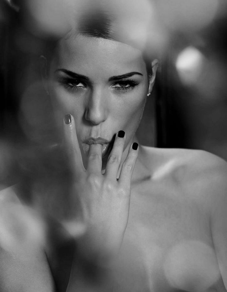 736x946, 48 Kb / ч/б, палец, взгляд