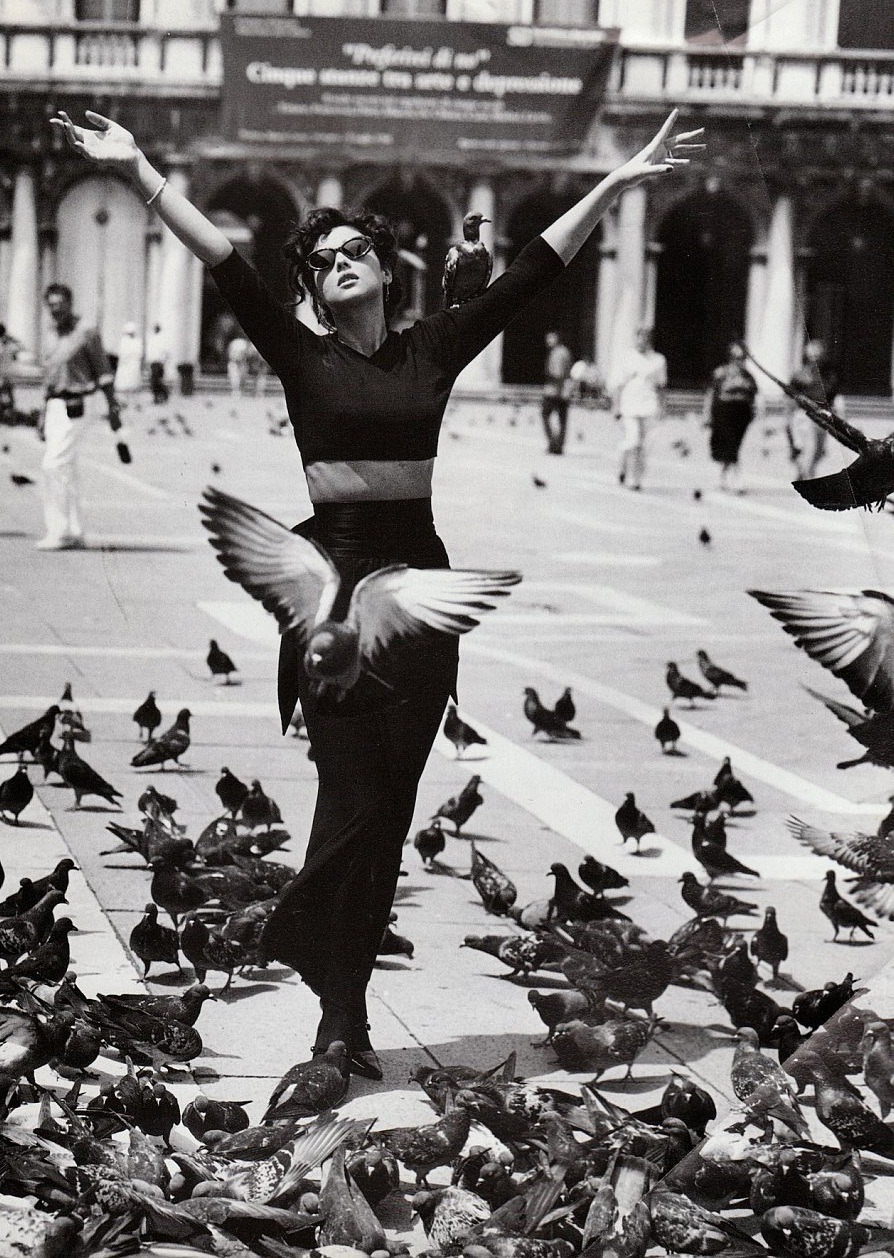 894x1258, 412 Kb / Monica Bellucci, моника беллуччи, голуби, очки, площадь, ч/б