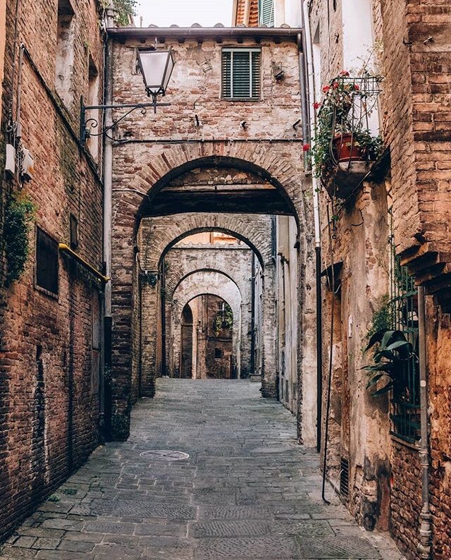 640x794, 292 Kb / улочка, кирпичи, арка, балкон, цветы