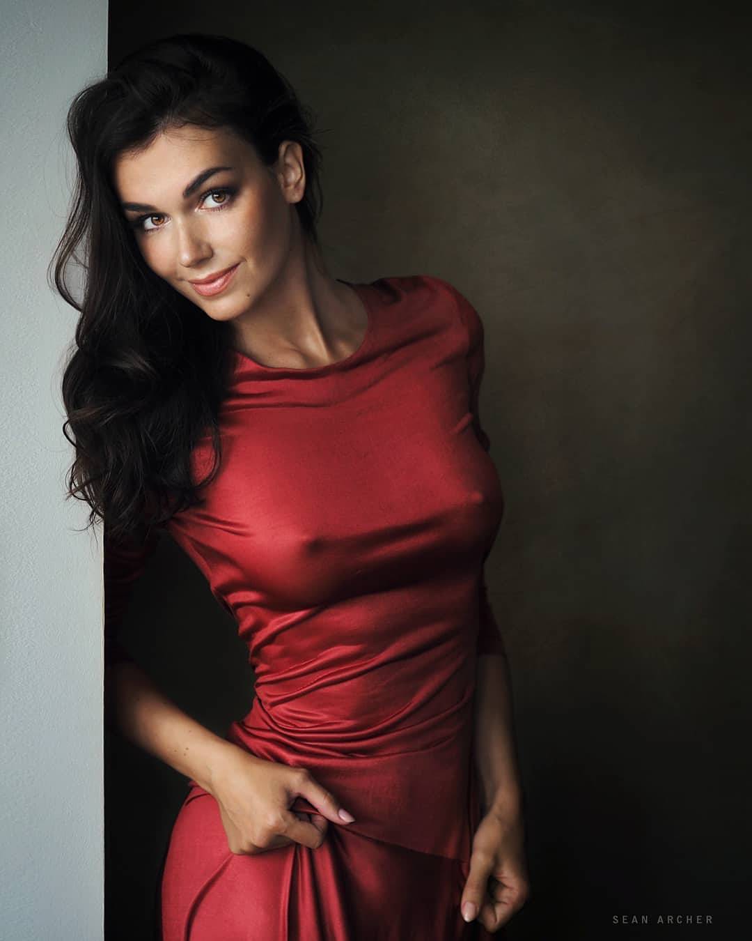 1080x1350, 60 Kb / Красное, соски, брюнетка