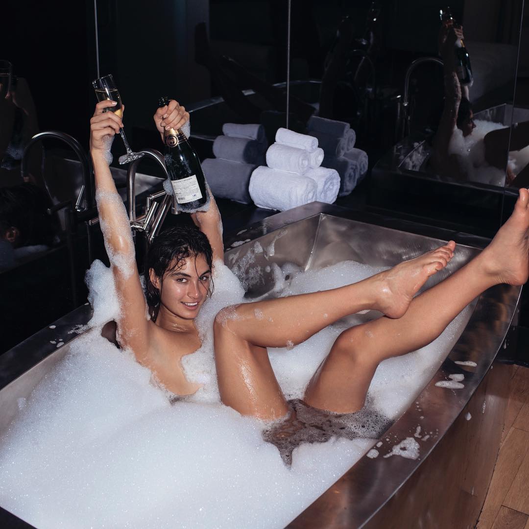 1080x1080, 101 Kb / Ванна, пена, шампанское