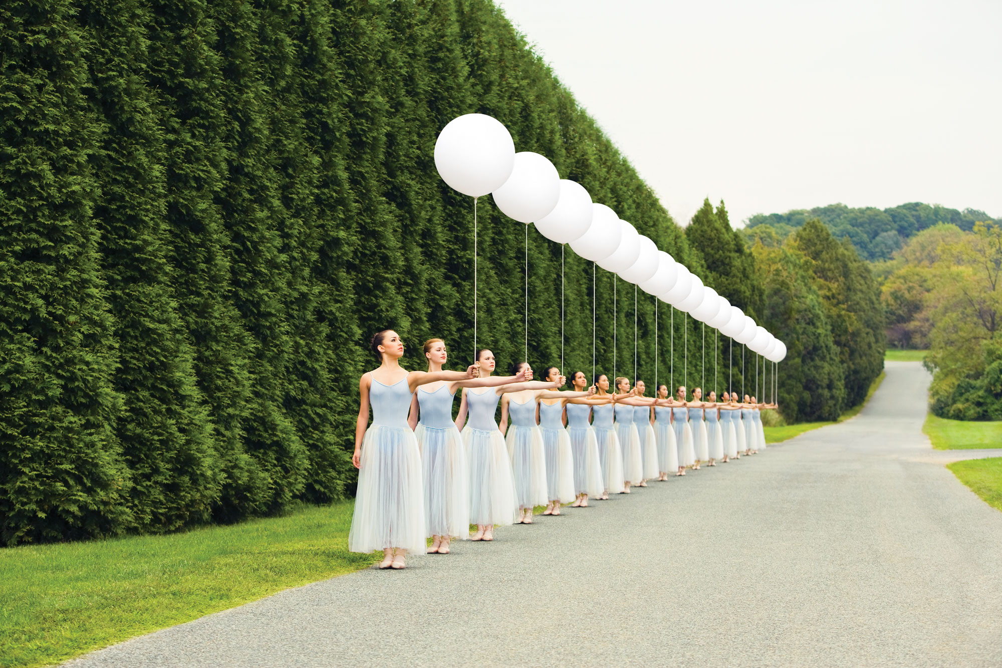 2000x1333, 627 Kb / шарики, балерины, дорога, ряд, штиль