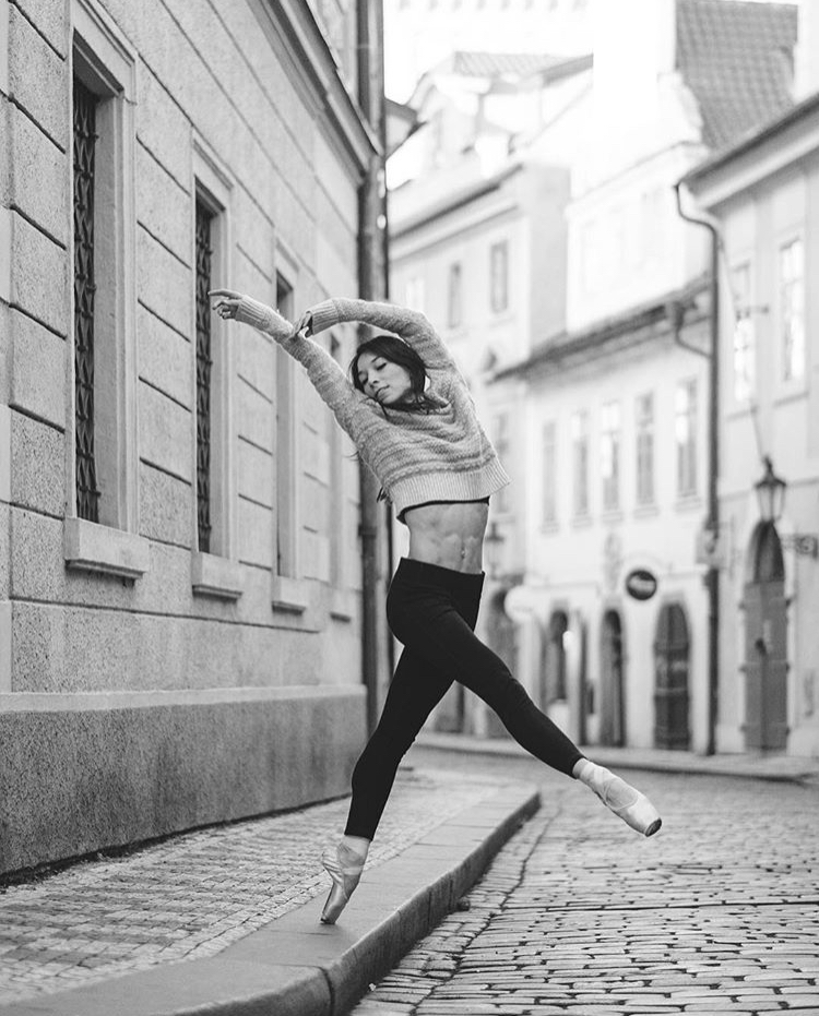 750x931, 378 Kb / балерина, пуанты, пресс, улица, ч/б