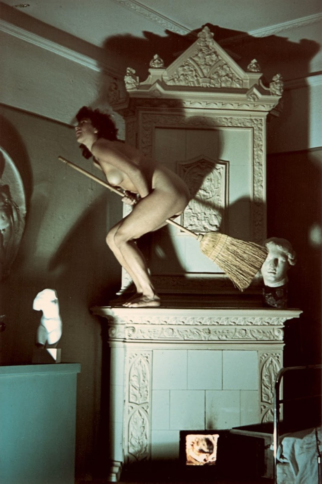 1066x1600, 181 Kb / женщина, метла, печь