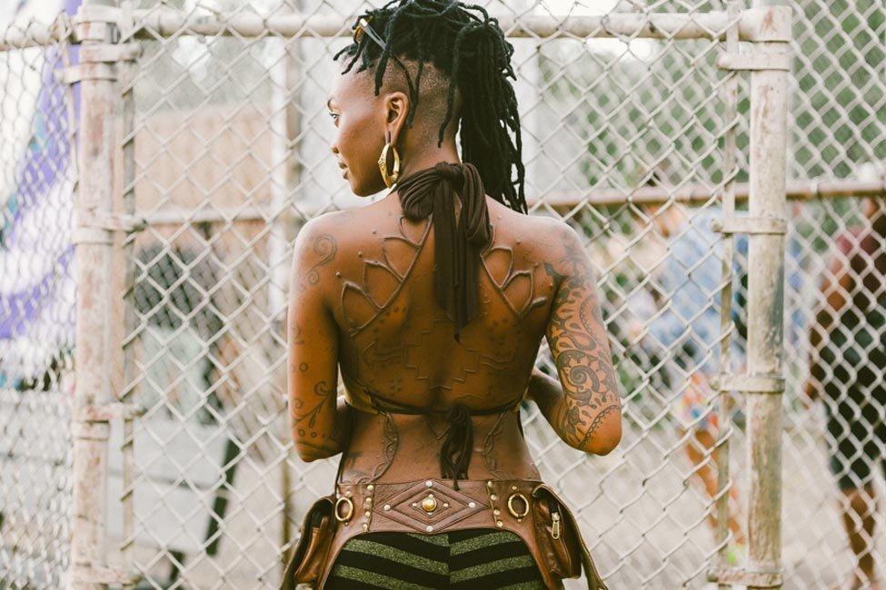 975x650, 130 Kb / женщина, украшения, шрамирование, тату