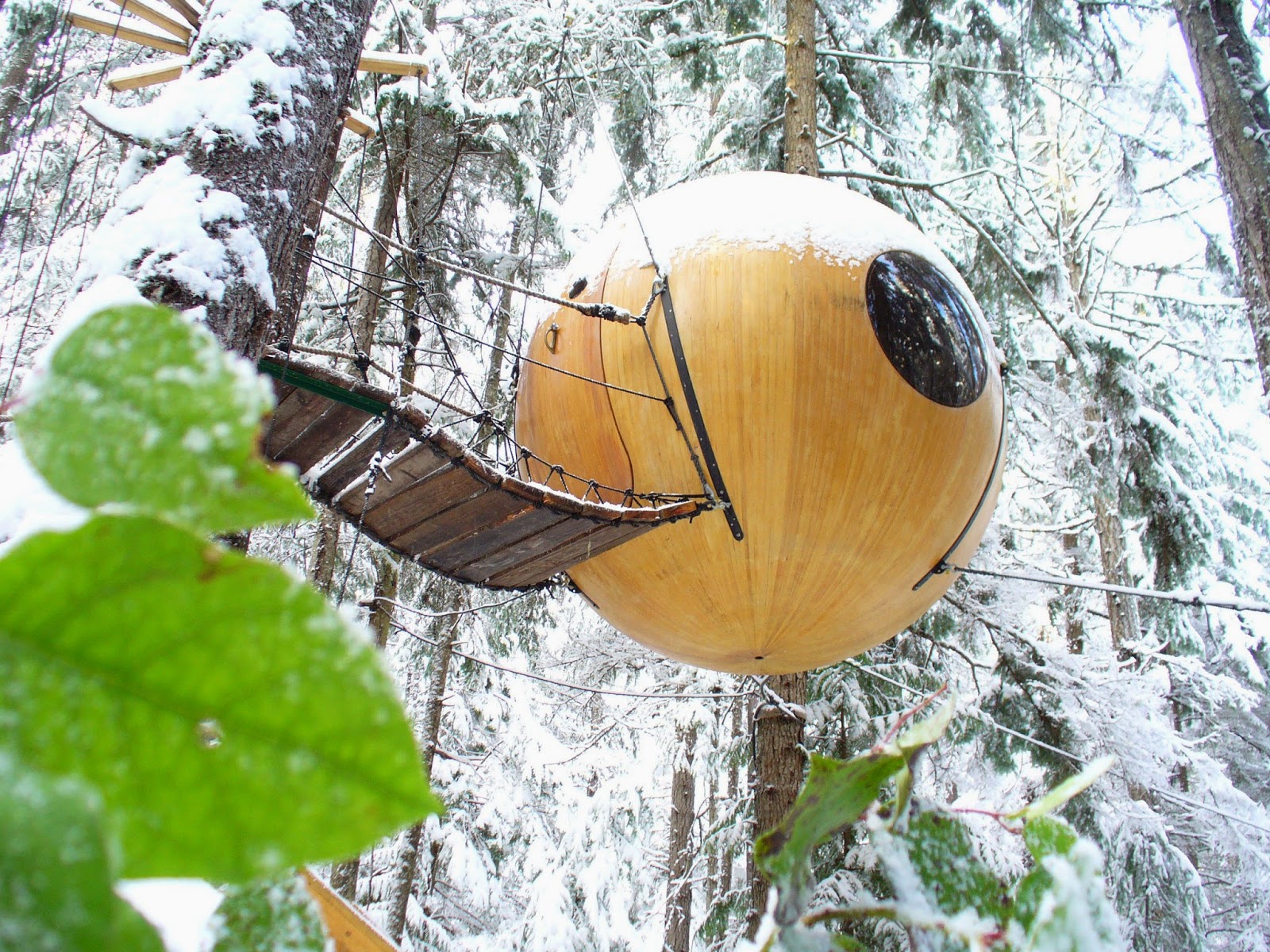 1600x1200, 575 Kb / деревья, лес, снег, дом, домик на дереве, шар, мостик