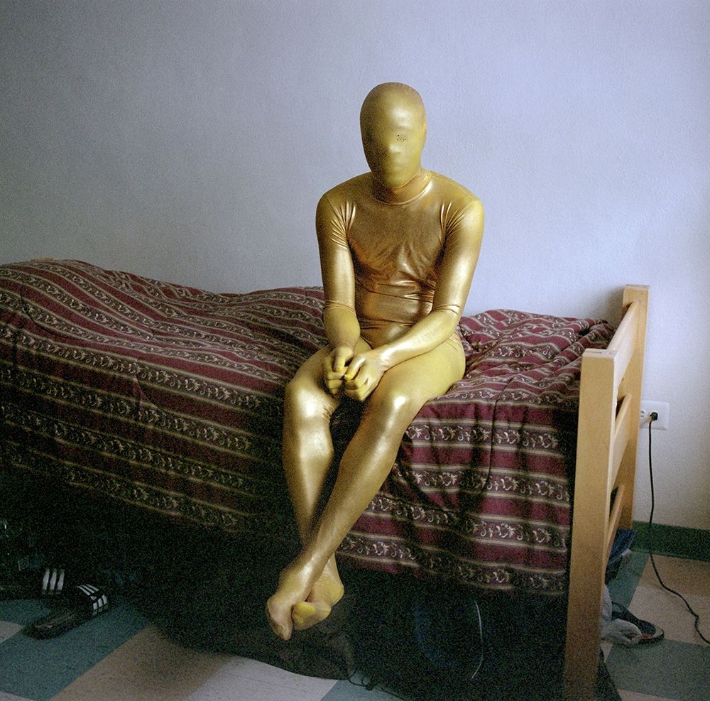 1000x987, 184 Kb / костюм, латекс, кровать