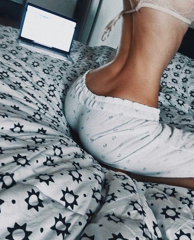 736x911, 153 Kb / ноутбук, попа, постель, пижама