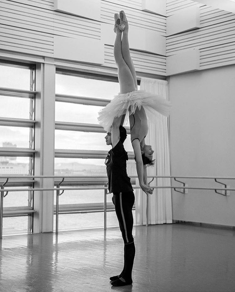 750x932, 319 Kb / танцоры, балерина, пачка, окна, станок, поддержка, вверх тормашками, ч/б