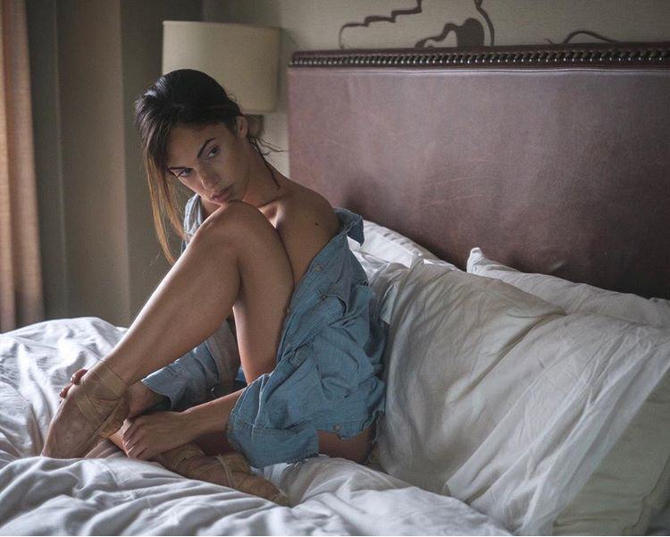 750x601, 272 Kb / кровать, подушки, балерина, пуанты, джинса