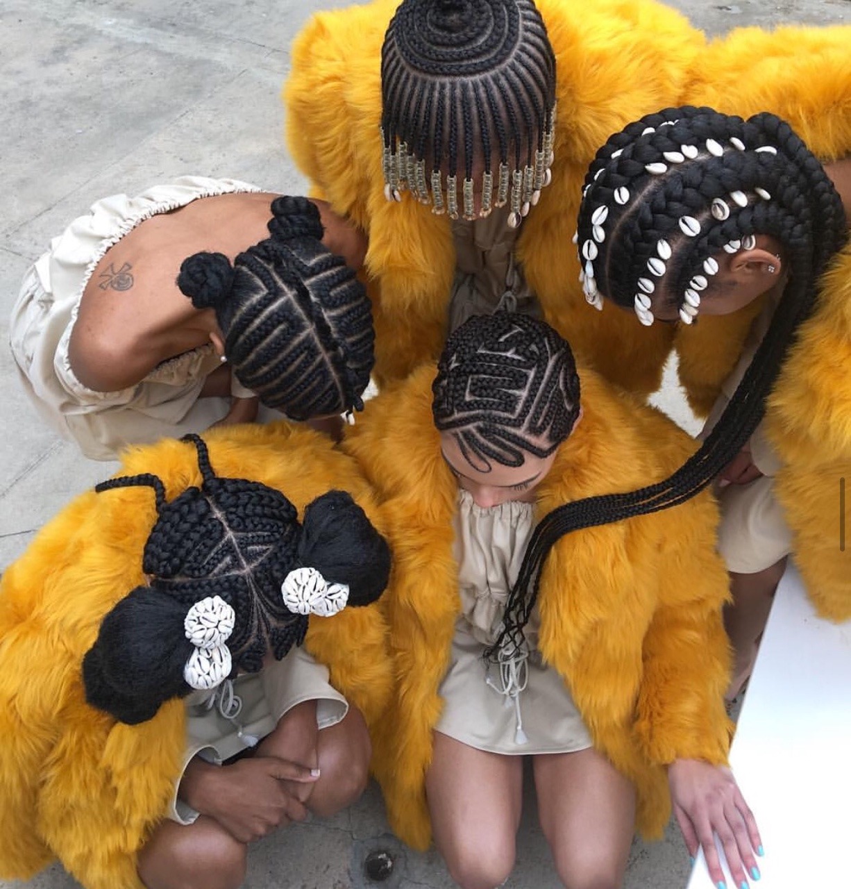 1226x1280, 353 Kb / прически, боа, афро, желтое, девушки