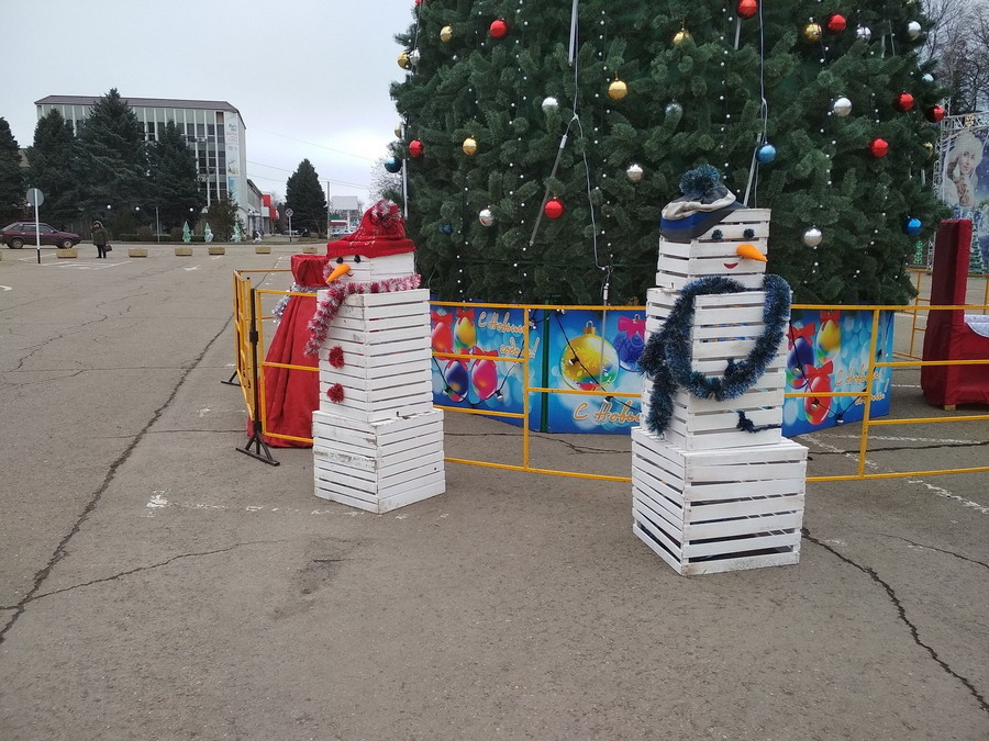 900x675, 210 Kb / елка, снеговики, ящики