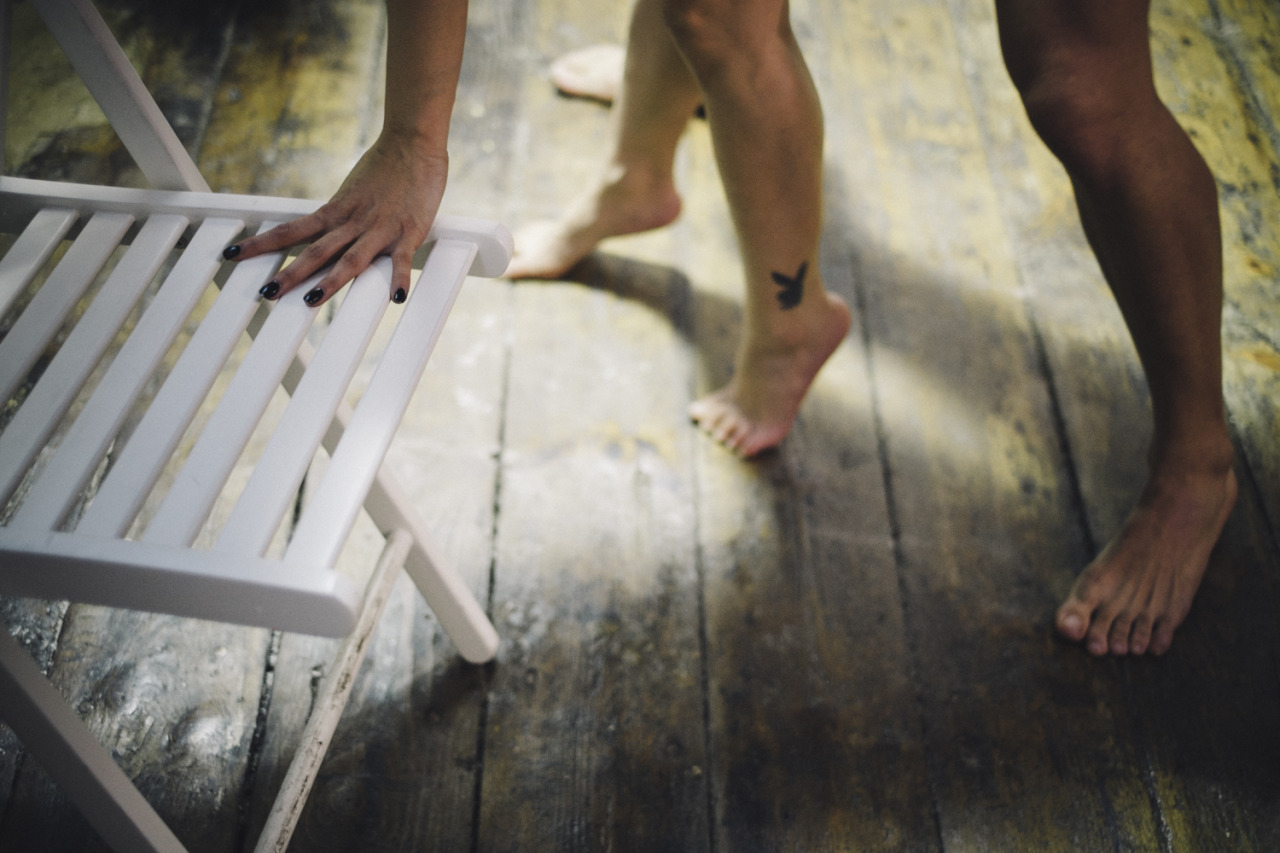 1280x853, 226 Kb / Ноги, тату,  playboy, стул, секс, плейбой