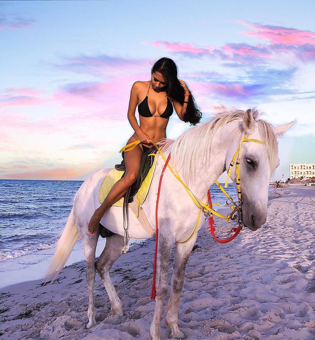 1080x1167, 223 Kb / лошадь, бикини, пляж, море, брюнетка