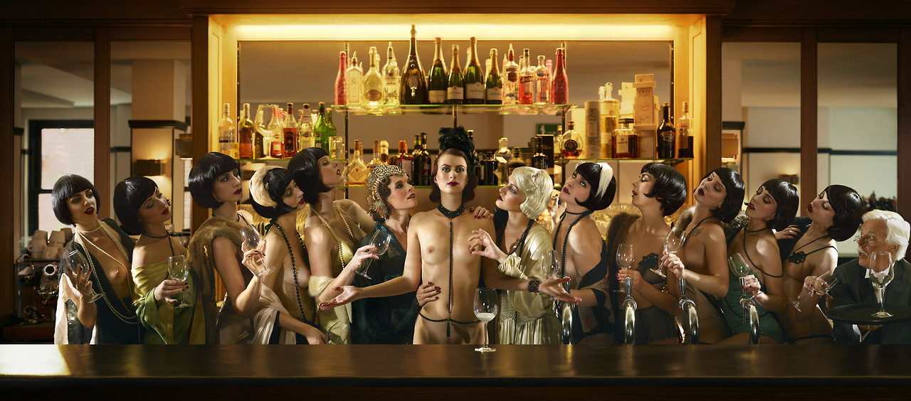 1280x564, 277 Kb / бар, бокал, очередь, сосок, парик, стойка, кран, поднос, в центре