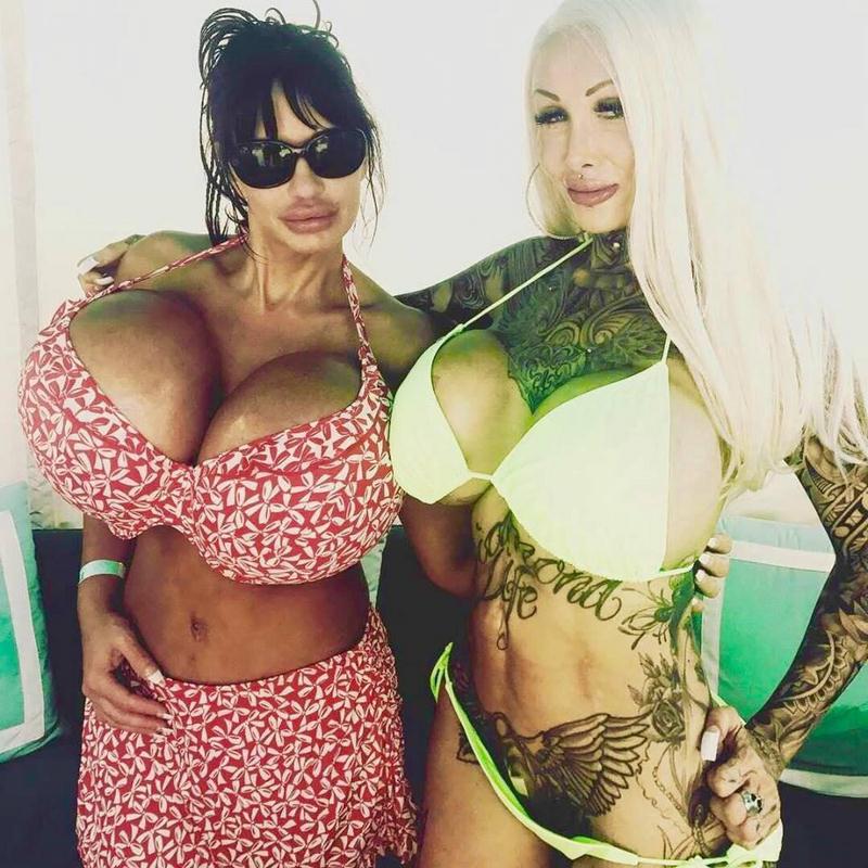 800x800, 104 Kb / дамы, блондинка, брюнетка, тату, сиськи