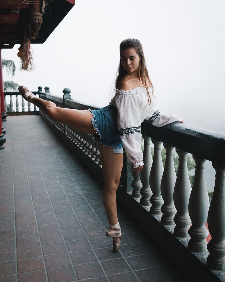 736x920, 91 Kb / пуанты, шорты, джинса, балкон, туман