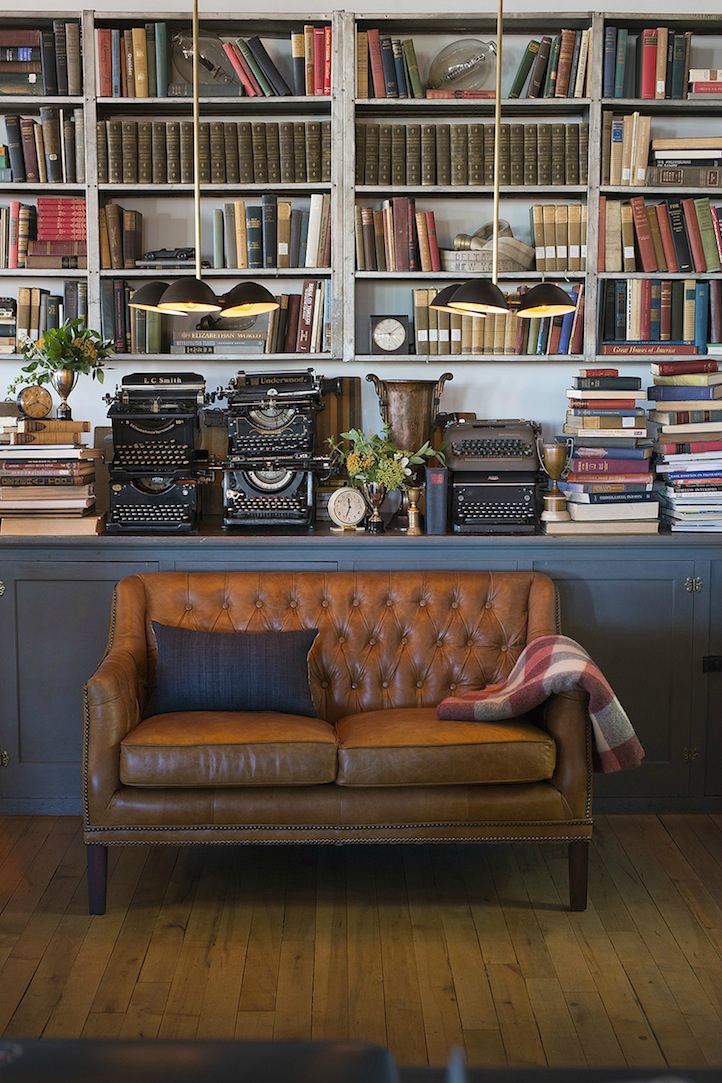 722x1083, 567 Kb / полки, книги, печатные машинки, диван, плед, подушка