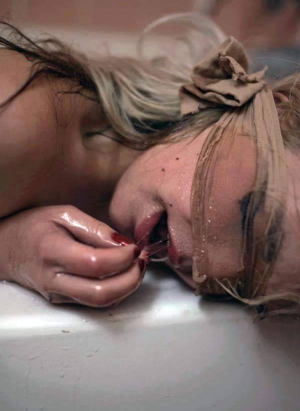 601x825, 39 Kb / девка, повязка, слюнки, блевала я