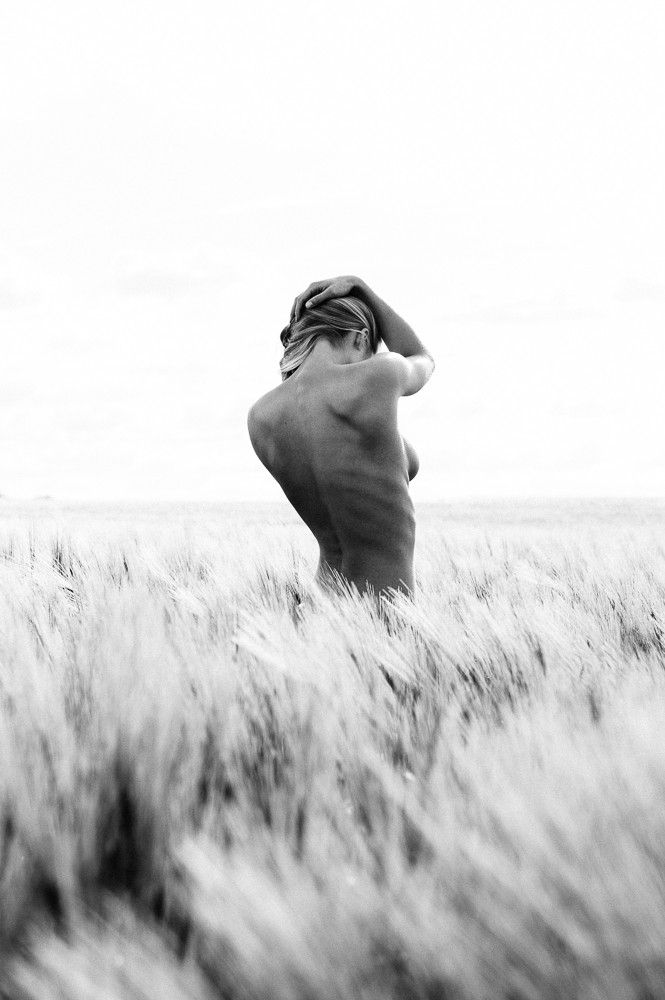 665x1000, 65 Kb / ч/б, голая, поле, ребра