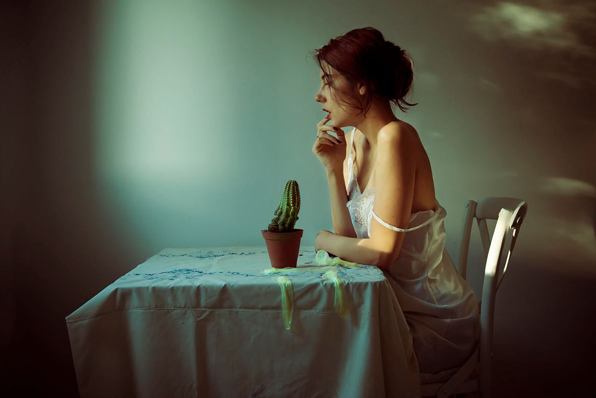 1196x799, 69 Kb / кактус, презерватив, стол, скатерть, стул