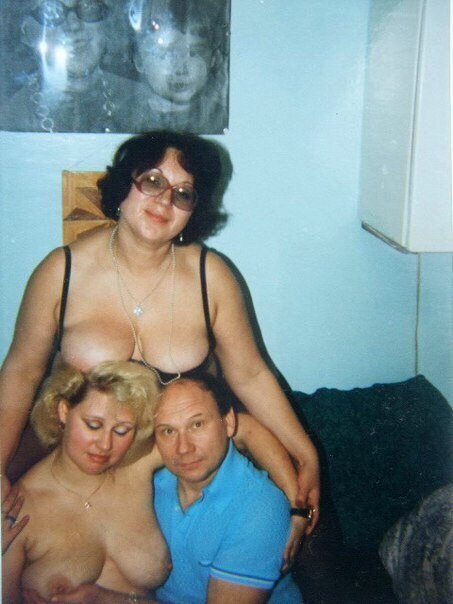 453x604, 48 Kb / брюнетка, блондинка, трое, сиськи, диван, жмж