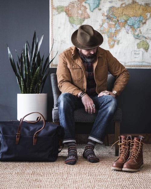 500x625, 94 Kb / мужчина, сумка, ботинки, шляпа, карта, сидит