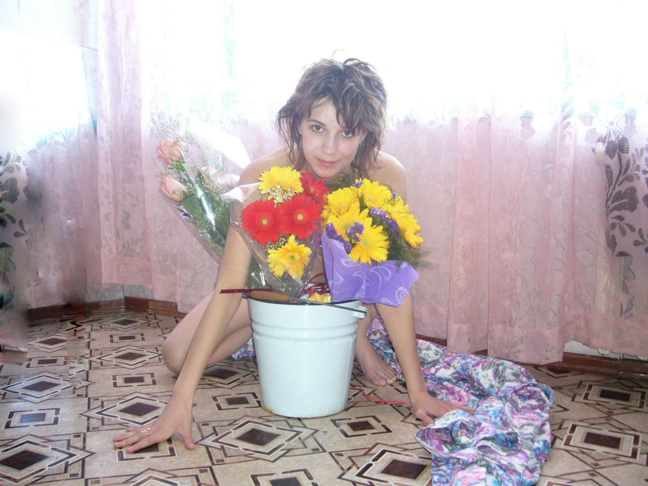 1280x960, 230 Kb / девка, взъерошенная, ведро, букет, бабе - цветы