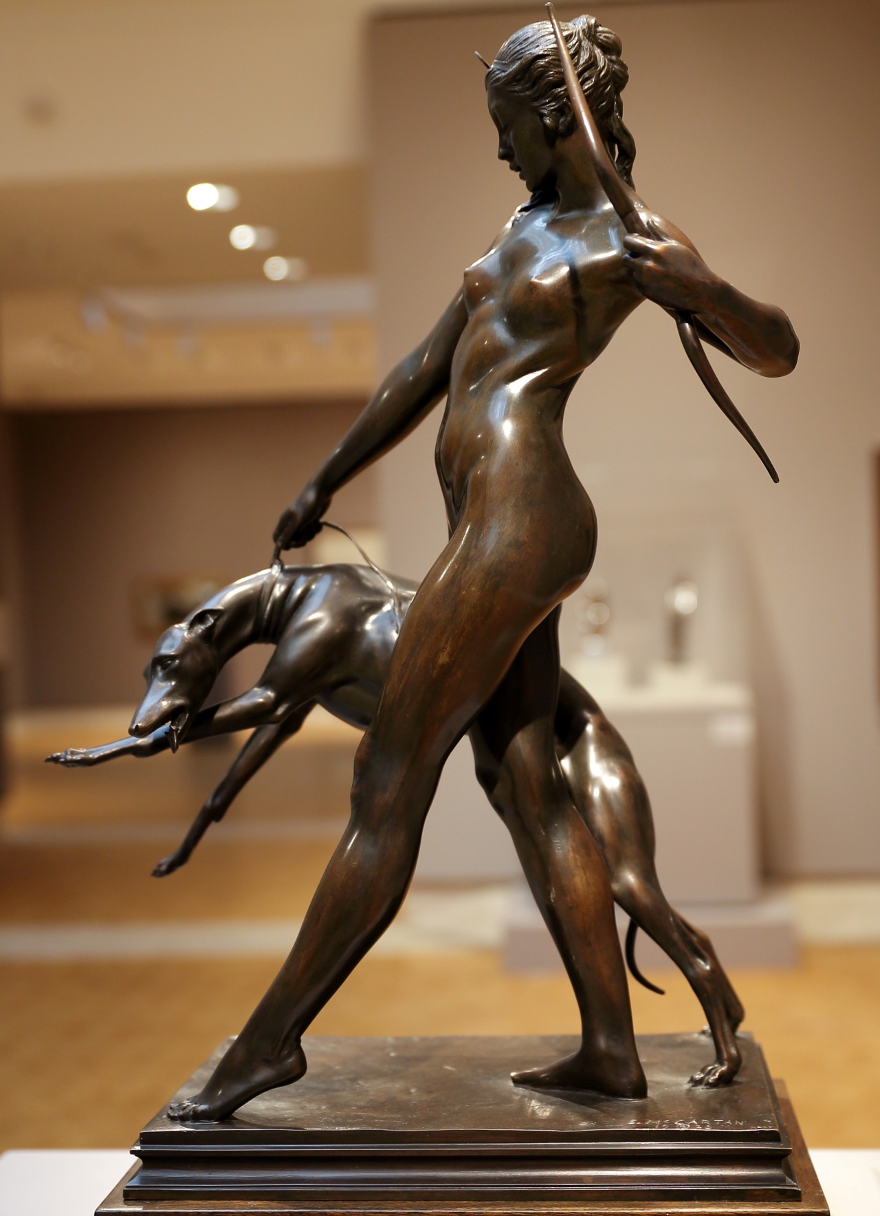 1280x1768, 321 Kb / статуэтка, женщина, собака, лук