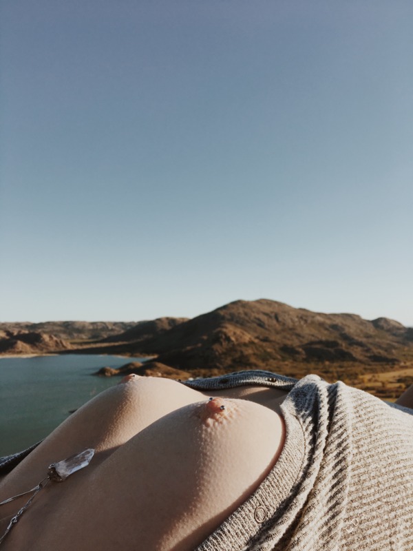 600x800, 76 Kb / небо, озеро, горы, сиськи, кулон, мурашки