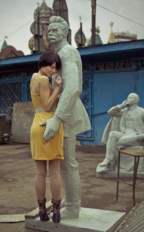 560x900, 81 Kb / девка, статуя, горький, ленин