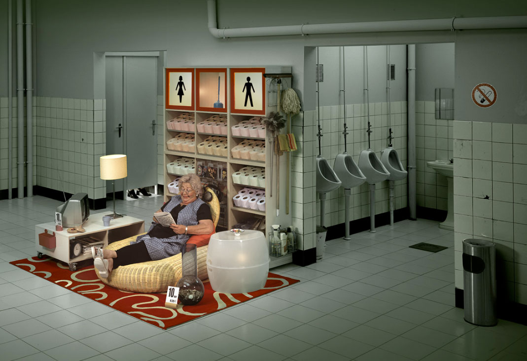 1069x733, 125 Kb / кутеев, тётка, туалет