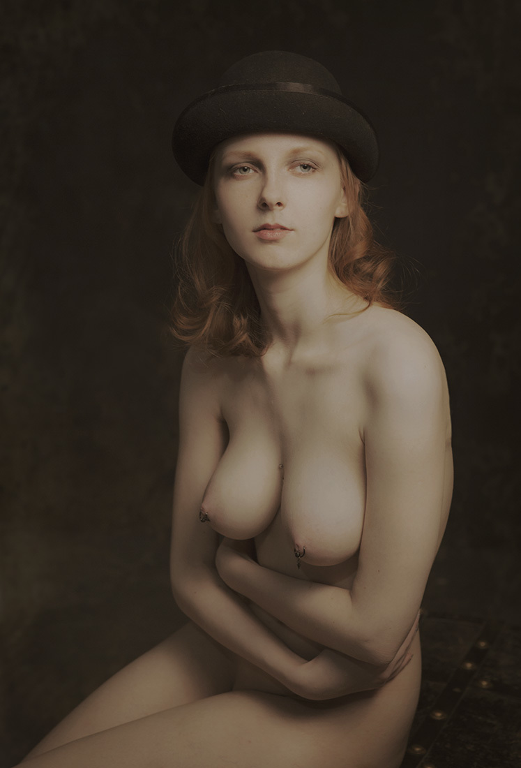 747x1100, 127 Kb / рыжая, в шляпе, пирсинг